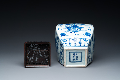 Vase en porcelaine de Chine en bleu et blanc &agrave; d&eacute;cor d'un &eacute;tang &agrave; lotus, marque et probablement &eacute;poque de Jiajing