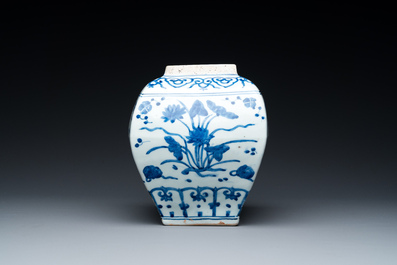 Vase en porcelaine de Chine en bleu et blanc &agrave; d&eacute;cor d'un &eacute;tang &agrave; lotus, marque et probablement &eacute;poque de Jiajing