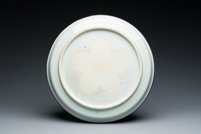Plat en porcelaine de Chine en bleu et blanc &agrave; d&eacute;cor des 'Huit chevaux de Mu Wang' &agrave; monture en argent, Kangxi/Yongzheng