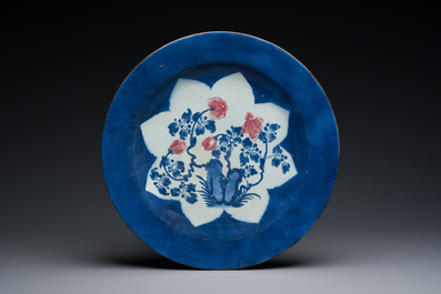 Drie grote Chinese poederblauwe en koperrode schotels met floraal decor, Kangxi