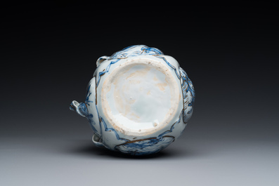 Kendi en porcelaine de Chine en bleu et blanc aux rehauts dor&eacute;s, Chine, Wanli