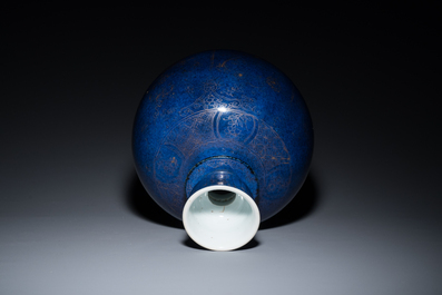 Base de narguil&eacute; en porcelaine de Chine en bleu poudr&eacute; &agrave; d&eacute;cor dor&eacute; de rinceaux de lotus, Kangxi