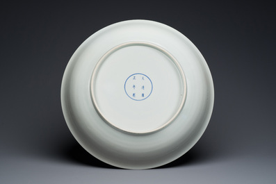 Grand plat en porcelaine de Chine famille rose &agrave; d&eacute;cor d'une chasse au tigre, marque de Yongzheng, R&eacute;publique