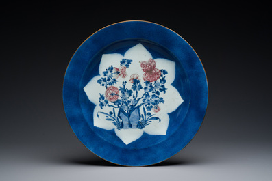 Drie grote Chinese poederblauwe en koperrode schotels met floraal decor, Kangxi