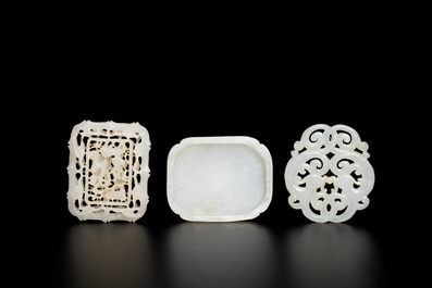 Deux plaques ajour&eacute;es et une plaque de sceptre ruyi en jade blanc, Chine, Qing