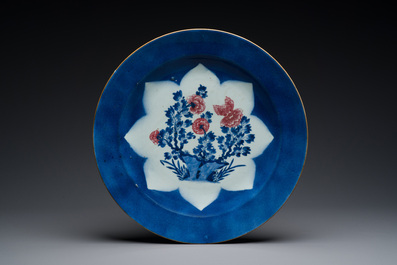 Drie grote Chinese poederblauwe en koperrode schotels met floraal decor, Kangxi