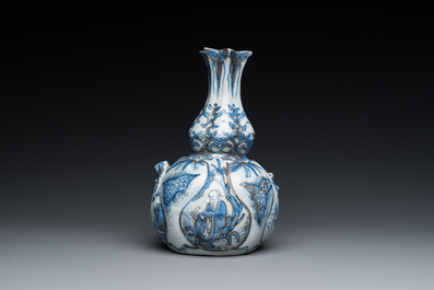 Kendi en porcelaine de Chine en bleu et blanc aux rehauts dor&eacute;s, Chine, Wanli