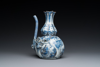 Kendi en porcelaine de Chine en bleu et blanc aux rehauts dor&eacute;s, Chine, Wanli
