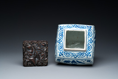 Vase en porcelaine de Chine en bleu et blanc &agrave; d&eacute;cor d'un &eacute;tang &agrave; lotus, marque et probablement &eacute;poque de Jiajing