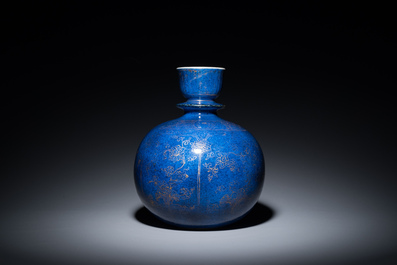 Base de narguil&eacute; en porcelaine de Chine en bleu poudr&eacute; &agrave; d&eacute;cor dor&eacute; de rinceaux de lotus, Kangxi