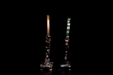 Un disque 'bi' en jade c&eacute;ladon et rouille et un pendentif en forme de fleur en jade vert sur socles en bois, Ming et Qing