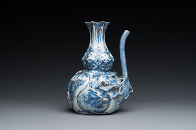 Kendi en porcelaine de Chine en bleu et blanc aux rehauts dor&eacute;s, Chine, Wanli