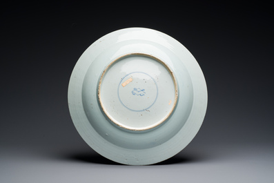 Drie grote Chinese poederblauwe en koperrode schotels met floraal decor, Kangxi