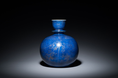 Base de narguil&eacute; en porcelaine de Chine en bleu poudr&eacute; &agrave; d&eacute;cor dor&eacute; de rinceaux de lotus, Kangxi