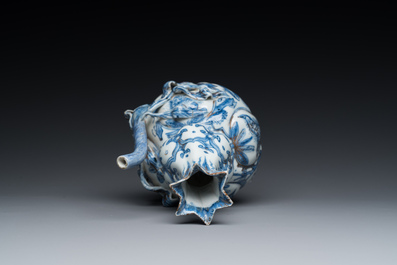 Kendi en porcelaine de Chine en bleu et blanc aux rehauts dor&eacute;s, Chine, Wanli