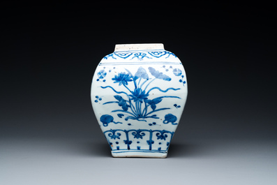 Vase en porcelaine de Chine en bleu et blanc &agrave; d&eacute;cor d'un &eacute;tang &agrave; lotus, marque et probablement &eacute;poque de Jiajing