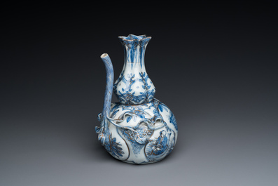 Kendi en porcelaine de Chine en bleu et blanc aux rehauts dor&eacute;s, Chine, Wanli