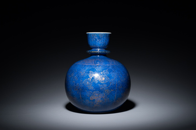 Base de narguil&eacute; en porcelaine de Chine en bleu poudr&eacute; &agrave; d&eacute;cor dor&eacute; de rinceaux de lotus, Kangxi