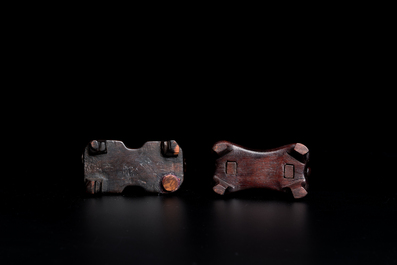 Un disque 'bi' en jade c&eacute;ladon et rouille et un pendentif en forme de fleur en jade vert sur socles en bois, Ming et Qing