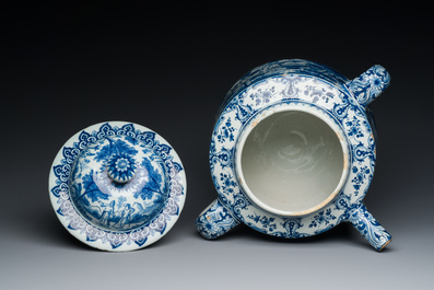 Tr&egrave;s rare pot &agrave; posset en fa&iuml;ence de Delft en bleu et blanc, d&eacute;but du 18&egrave;me