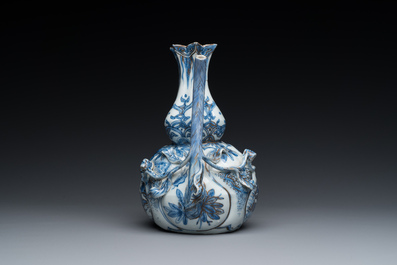 Kendi en porcelaine de Chine en bleu et blanc aux rehauts dor&eacute;s, Chine, Wanli