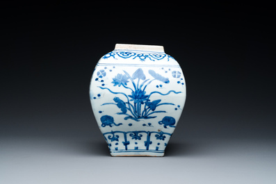 Vase en porcelaine de Chine en bleu et blanc &agrave; d&eacute;cor d'un &eacute;tang &agrave; lotus, marque et probablement &eacute;poque de Jiajing