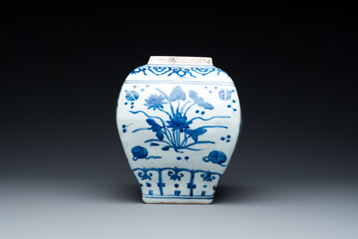 Vase en porcelaine de Chine en bleu et blanc &agrave; d&eacute;cor d'un &eacute;tang &agrave; lotus, marque et probablement &eacute;poque de Jiajing