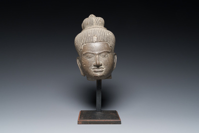 T&ecirc;te d'Uma en gr&egrave;s gris poli, art khmer, style Baphuon, &eacute;poque d'Angkor, le Cambodge, 11&egrave;me