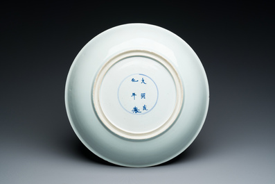 Plat en porcelaine de Chine famille verte &agrave; d&eacute;cor d'un cavalier tombant de son cheval, marque de Chenghua, Kangxi