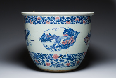 Een hoogst uitzonderlijke grote Chinese blauw-witte en koperrode vissenkom met kostbaarheden en 'Master of the rocks' panelen, Kangxi