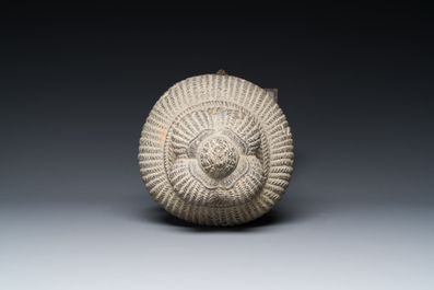 T&ecirc;te d'Uma en gr&egrave;s gris poli, art khmer, style Baphuon, &eacute;poque d'Angkor, le Cambodge, 11&egrave;me