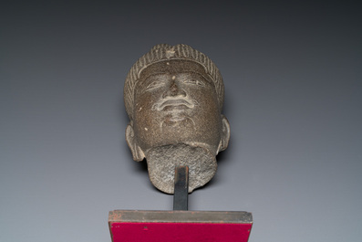T&ecirc;te d'Uma en gr&egrave;s gris poli, art khmer, style Baphuon, &eacute;poque d'Angkor, le Cambodge, 11&egrave;me