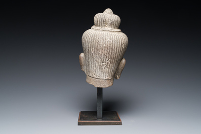 T&ecirc;te d'Uma en gr&egrave;s gris poli, art khmer, style Baphuon, &eacute;poque d'Angkor, le Cambodge, 11&egrave;me