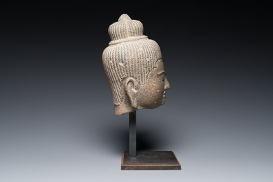 T&ecirc;te d'Uma en gr&egrave;s gris poli, art khmer, style Baphuon, &eacute;poque d'Angkor, le Cambodge, 11&egrave;me