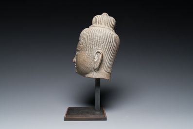 T&ecirc;te d'Uma en gr&egrave;s gris poli, art khmer, style Baphuon, &eacute;poque d'Angkor, le Cambodge, 11&egrave;me