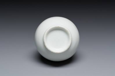 Petit vase de forme 'hu' en porcelaine blanc de Chine de Dehua aux anses en forme d'&eacute;l&eacute;phants, 18&egrave;me