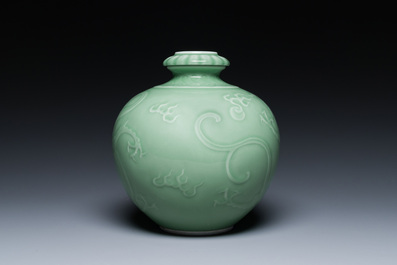 Een Chinese monochrome celadon-geglazuurde 'draken' vaas, 19e eeuw