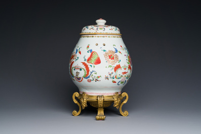 Pot-pourri et son couvercle en porcelaine de Chine famille rose &agrave; d&eacute;cor 'Pompadour' sur socle en bronze dor&eacute;, Qianlong, vers 1745