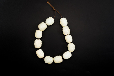 Bracelet au perles en jade blanc sculpt&eacute; en forme de lions bouddhistes, Chine, Qing