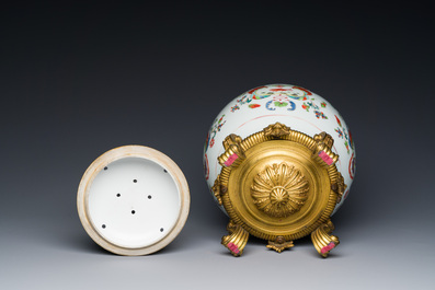 Pot-pourri et son couvercle en porcelaine de Chine famille rose &agrave; d&eacute;cor 'Pompadour' sur socle en bronze dor&eacute;, Qianlong, vers 1745