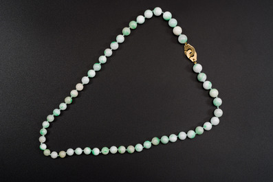 Collier en perles de jad&eacute;ite &agrave; serrure en or 18k, sign&eacute; Dinh Van, 2&egrave;me moiti&eacute; du 20&egrave;me