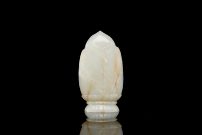 Guanyin sur tr&ocirc;ne de lotus en jade blanc sculpt&eacute;, Chine, Qing