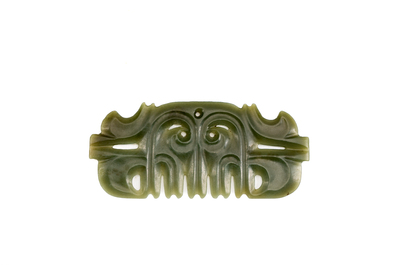 Pendentif en jade vert &eacute;pinard de style Hongshan, Chine, Qing
