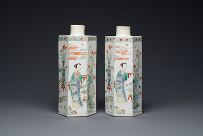 Paire de flacons de forme hexagonale en porcelaine de Chine famille verte, Kangxi