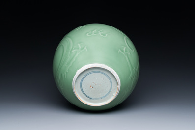 Een Chinese monochrome celadon-geglazuurde 'draken' vaas, 19e eeuw