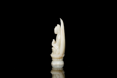 Guanyin sur tr&ocirc;ne de lotus en jade blanc sculpt&eacute;, Chine, Qing