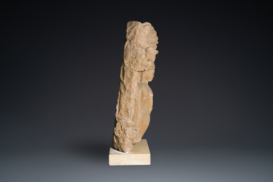 St&egrave;le figurant Jain Thirtankara Parshvanatha debout en gr&egrave;s rouge, Inde, &eacute;poque Pala, 11&egrave;me si&egrave;cle