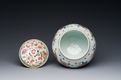 Pot-pourri et son couvercle en porcelaine de Chine famille rose &agrave; d&eacute;cor 'Pompadour' sur socle en bronze dor&eacute;, Qianlong, vers 1745