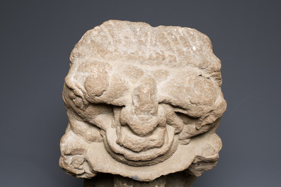 St&egrave;le figurant Jain Thirtankara Parshvanatha debout en gr&egrave;s rouge, Inde, &eacute;poque Pala, 11&egrave;me si&egrave;cle