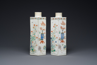 Paire de flacons de forme hexagonale en porcelaine de Chine famille verte, Kangxi